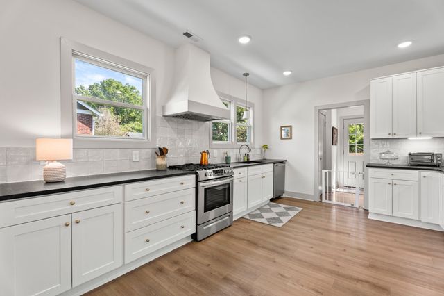 1118 Riverwood Dr, Nashville, TN 37216