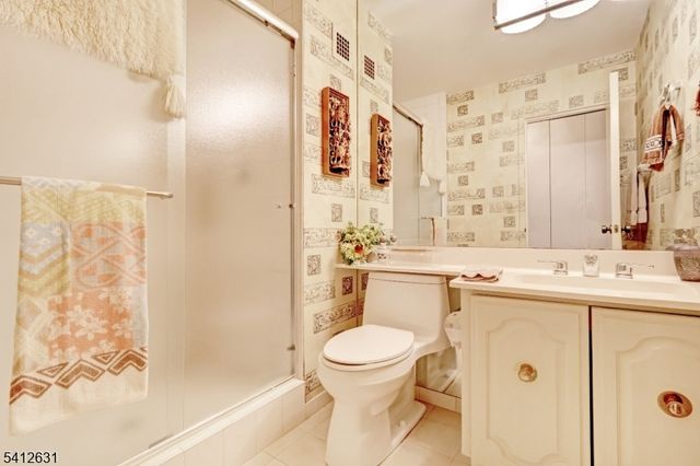 2 Claridge Dr. 2HW, Verona Twp., NJ 07044