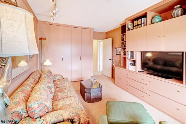 2 Claridge Dr. 2HW, Verona Twp., NJ 07044