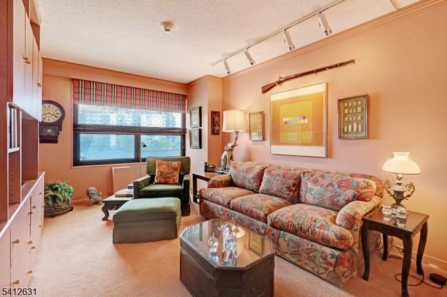 2 Claridge Dr. 2HW, Verona Twp., NJ 07044