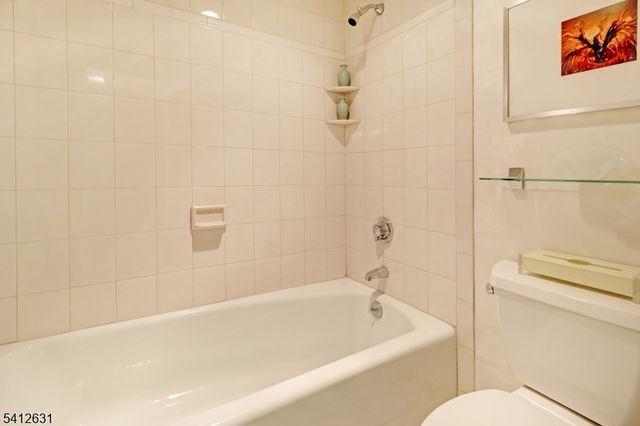2 Claridge Dr. 2HW, Verona Twp., NJ 07044