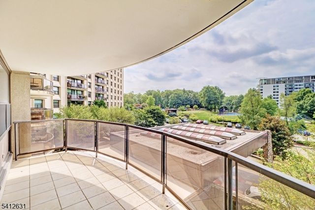 2 Claridge Dr. 2HW, Verona Twp., NJ 07044