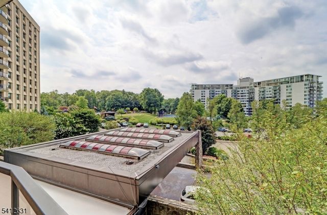 2 Claridge Dr. 2HW, Verona Twp., NJ 07044