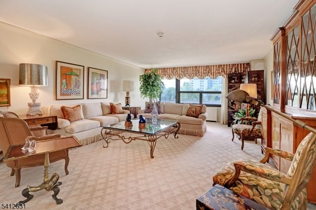 2 Claridge Dr. 2HW, Verona Twp., NJ 07044