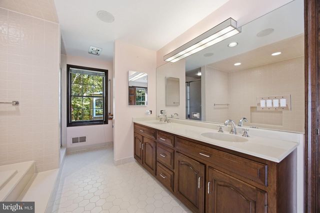 9187 OLD DOMINION DR, Mclean, VA 22102