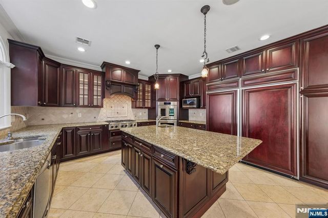 14 O Shaughnessy Lane, Closter, NJ 07624
