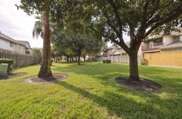 7618 N Linpar Court N, Houston, TX 77040