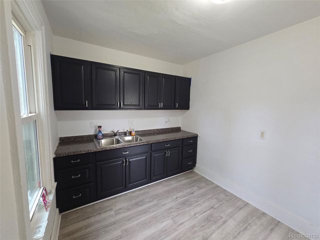 15 E Goodell, Ecorse, MI 48229