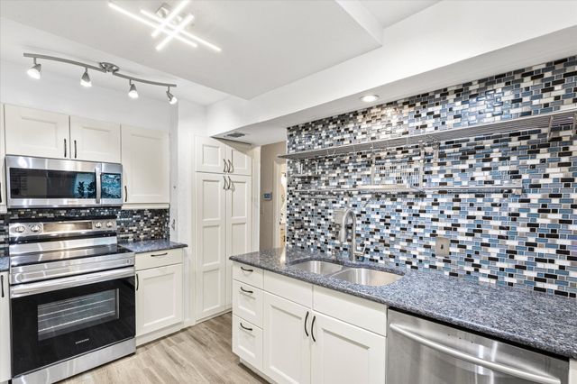 4 Oakbrook Drive, Lewisville, TX 75057