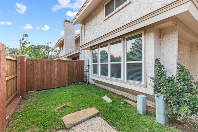 4 Oakbrook Drive, Lewisville, TX 75057