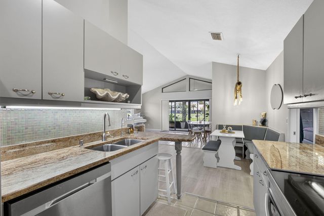 5954 SE Franklin Place, Hobe Sound, FL 33455
