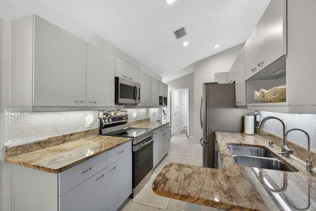 5954 SE Franklin Place, Hobe Sound, FL 33455