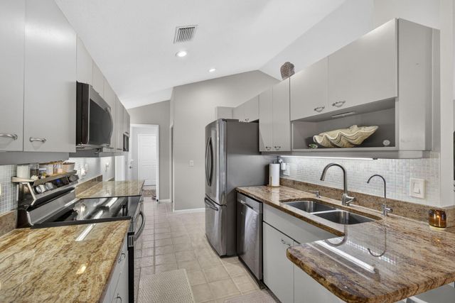 5954 SE Franklin Place, Hobe Sound, FL 33455