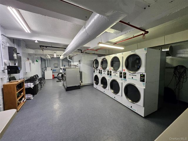 224-24 Union Turnpike 1R, Oakland Gardens, NY 11314