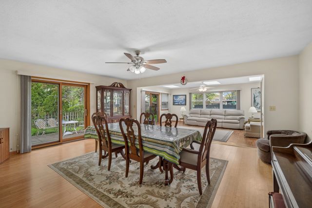484 Springhill Drive, Roselle, IL 60172