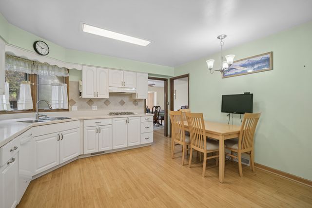 484 Springhill Drive, Roselle, IL 60172