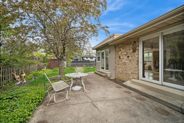 484 Springhill Drive, Roselle, IL 60172