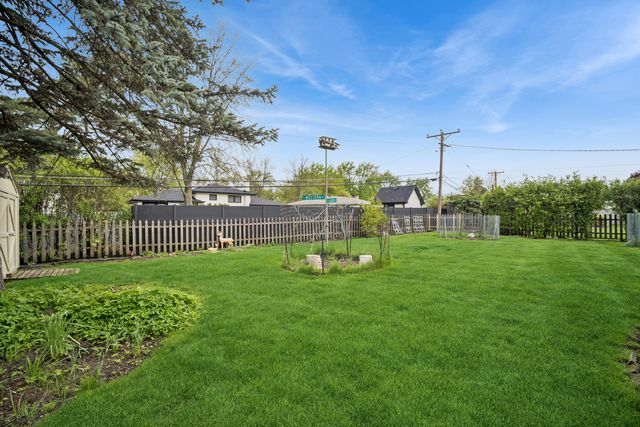 484 Springhill Drive, Roselle, IL 60172