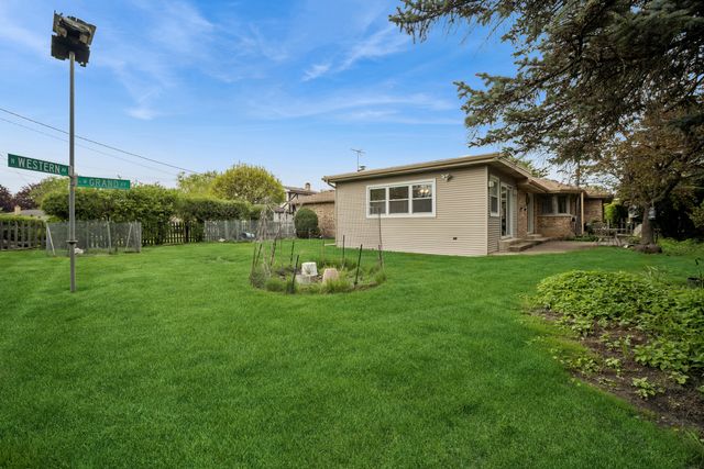 484 Springhill Drive, Roselle, IL 60172