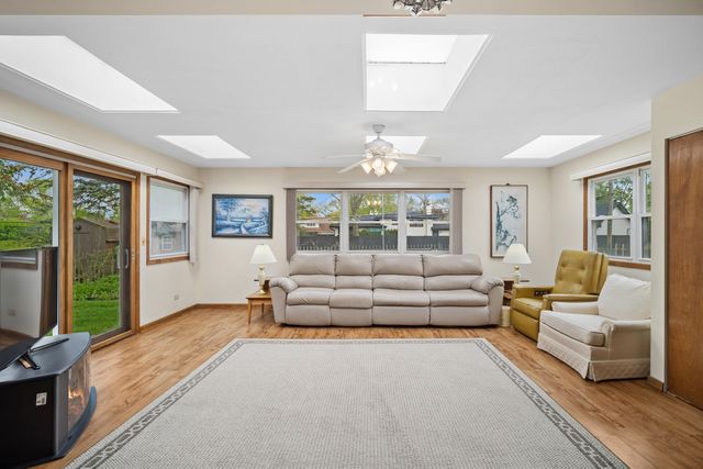 484 Springhill Drive, Roselle, IL 60172