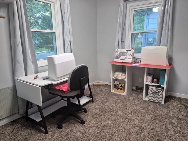435 E Leach Avenue, Des Moines, IA 50315