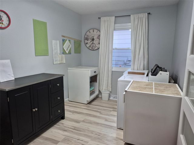 435 E Leach Avenue, Des Moines, IA 50315