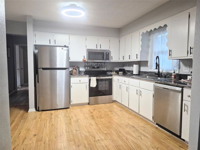 435 E Leach Avenue, Des Moines, IA 50315