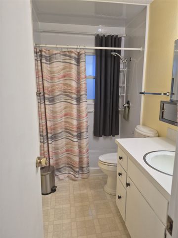 435 E Leach Avenue, Des Moines, IA 50315