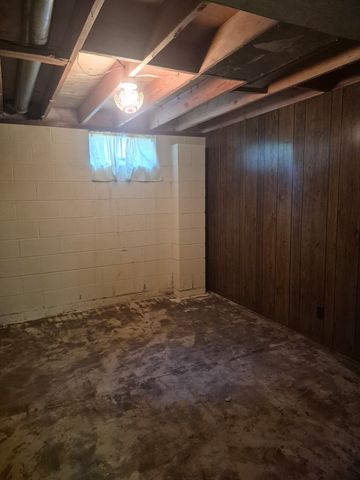 435 E Leach Avenue, Des Moines, IA 50315