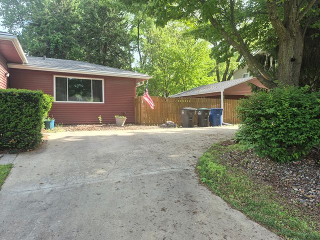 435 E Leach Avenue, Des Moines, IA 50315