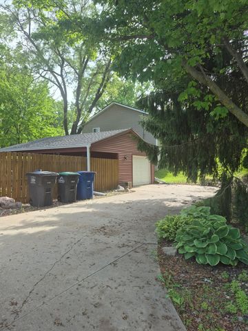 435 E Leach Avenue, Des Moines, IA 50315
