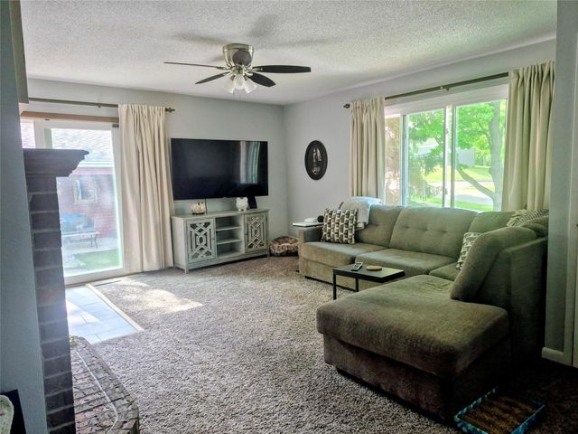 435 E Leach Avenue, Des Moines, IA 50315