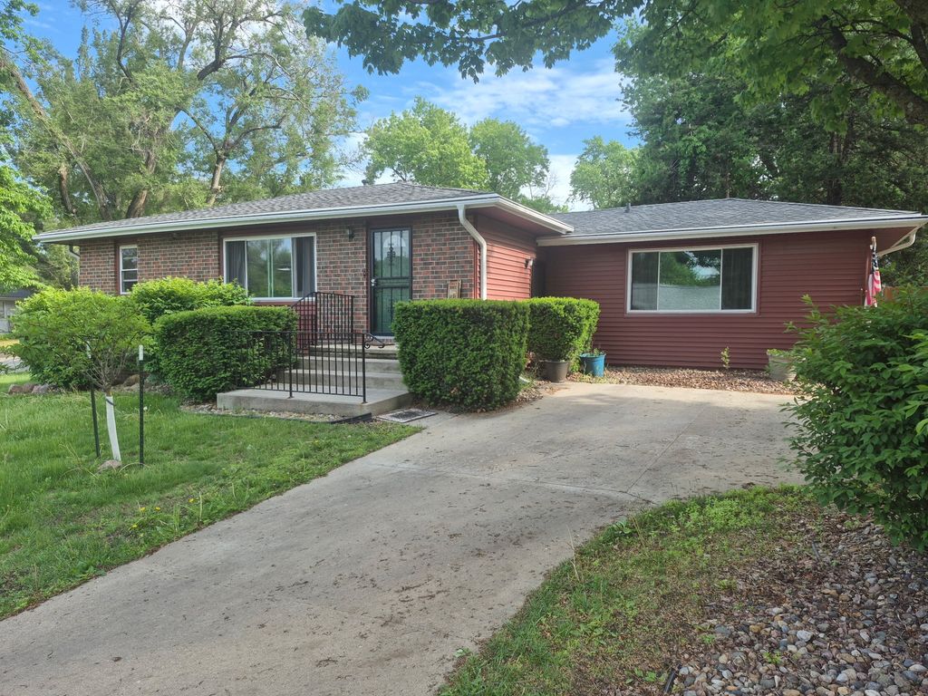 435 E Leach Avenue, Des Moines, IA 50315