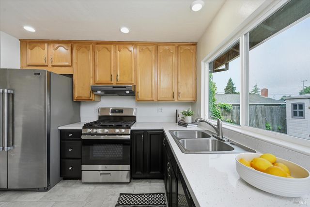 7930 Becky Ct, Rohnert Park, CA 94928