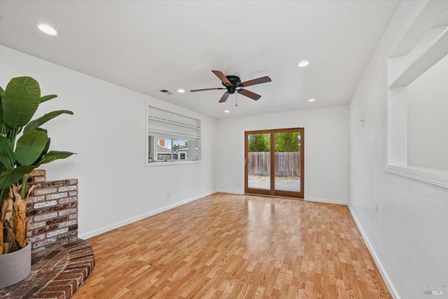 7930 Becky Ct, Rohnert Park, CA 94928