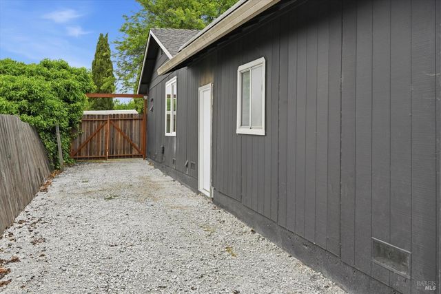 7930 Becky Ct, Rohnert Park, CA 94928