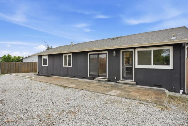 7930 Becky Ct, Rohnert Park, CA 94928