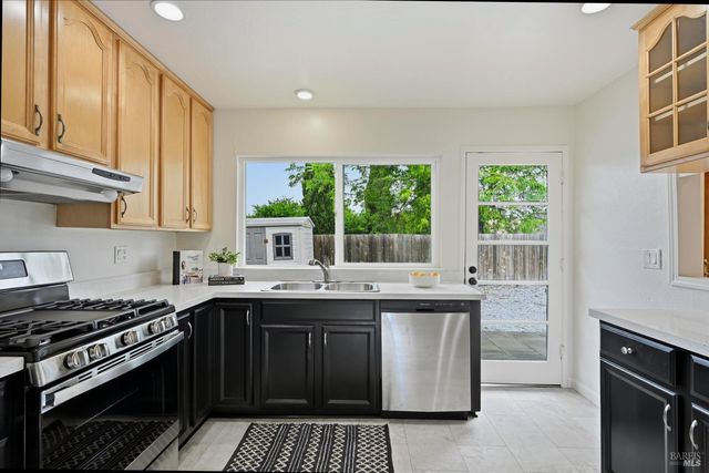 7930 Becky Ct, Rohnert Park, CA 94928