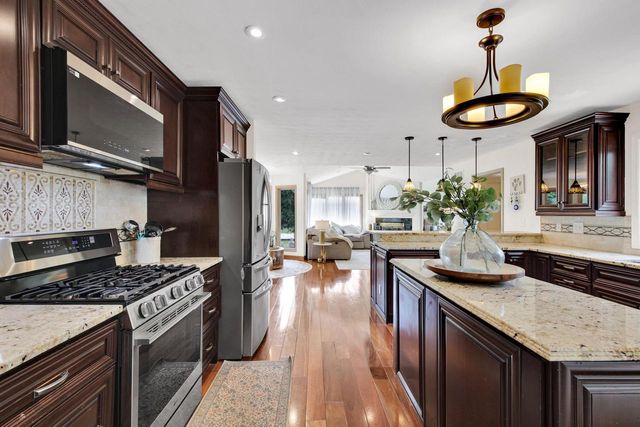 13400 W Linfield DRIVE, New Berlin, WI 53151