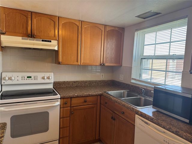 8542 10TH STREET N C, St Petersburg, FL 33702