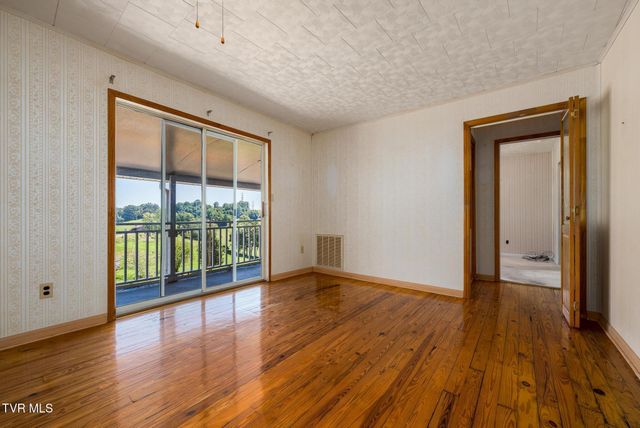 10590 Oak Grove Road, Bristol, VA 24202