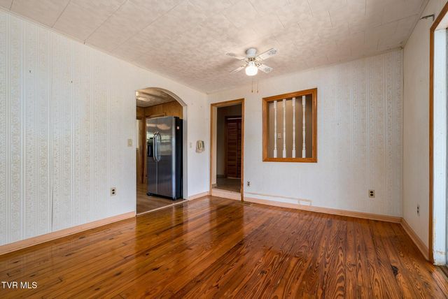 10590 Oak Grove Road, Bristol, VA 24202