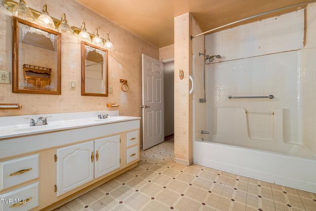 10590 Oak Grove Road, Bristol, VA 24202
