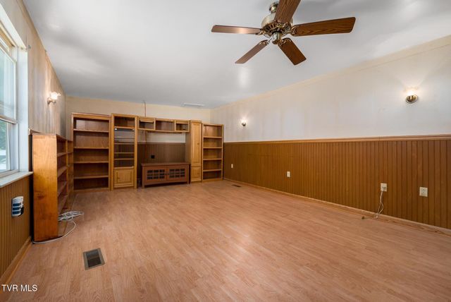 10590 Oak Grove Road, Bristol, VA 24202