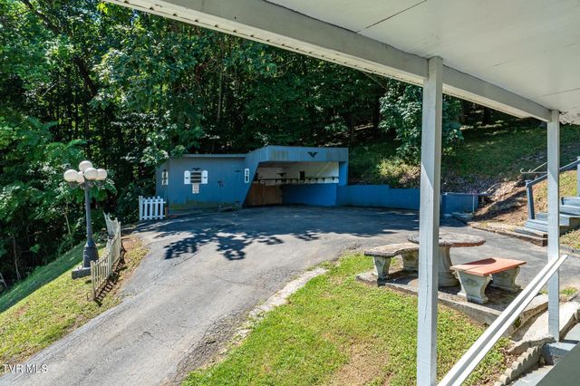 10590 Oak Grove Road, Bristol, VA 24202