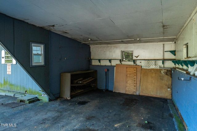 10590 Oak Grove Road, Bristol, VA 24202