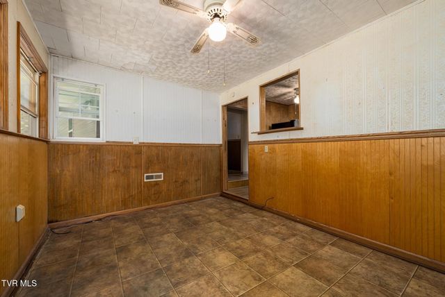 10590 Oak Grove Road, Bristol, VA 24202