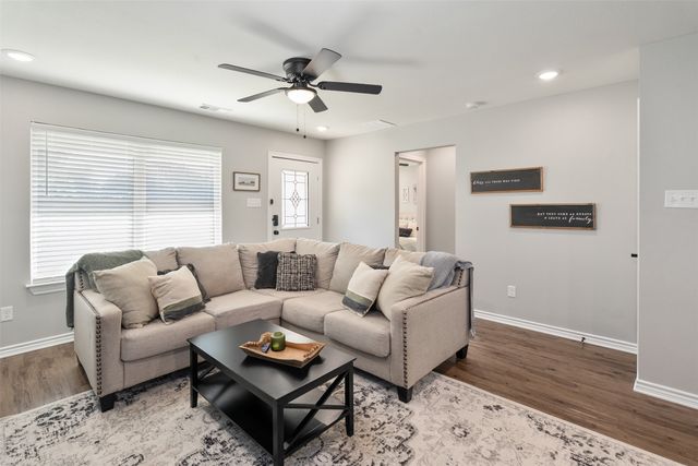 128 Crestwood Drive, Mabank, TX 75156