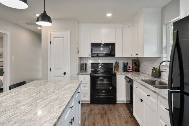 128 Crestwood Drive, Mabank, TX 75156