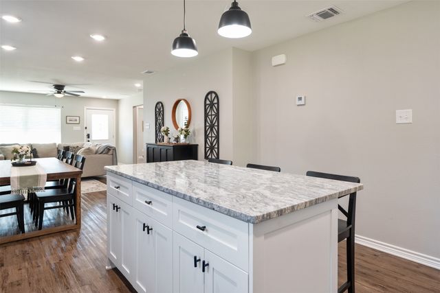 128 Crestwood Drive, Mabank, TX 75156